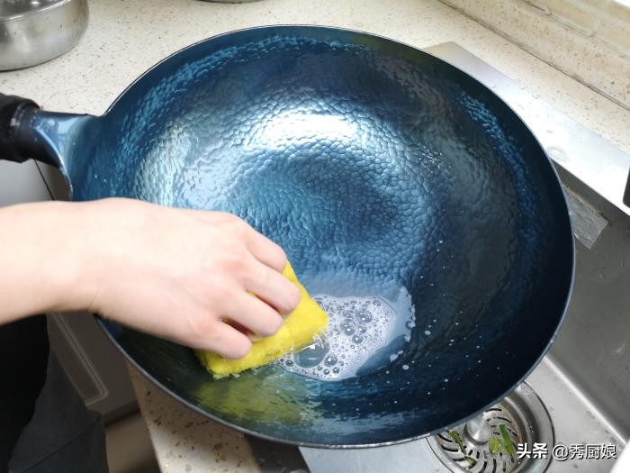 买的新锅不用猪油如何开锅,刚买的新锅怎么开锅用盐炒过