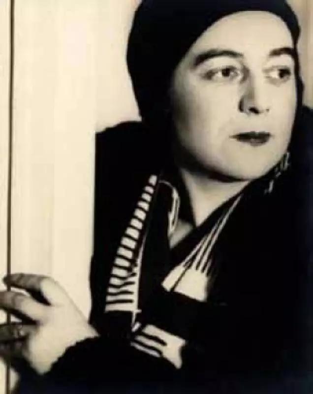 她亲眼看着自己的画作挂进卢浮宫,这位“时尚先锋”不输香奈儿