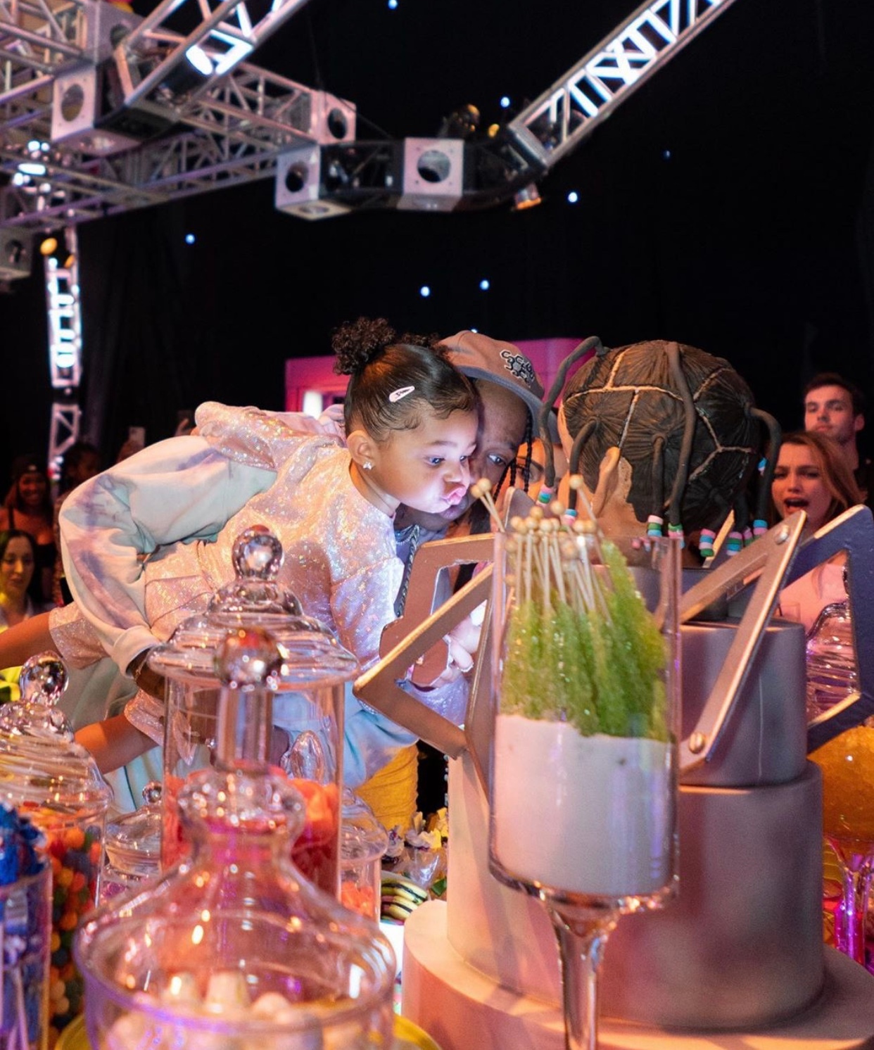 kylie穿搭合集,凯莉kylie巴黎时装周撞衫