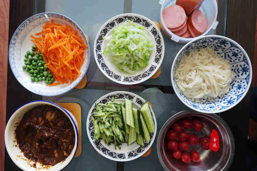 老两口三天的正午饭，荤素合理搭配，吃着顺口不觉单调