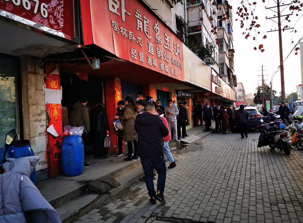 医用酒精买不到，南阳民众酒精厂排起长队，抢购食用酒精消毒