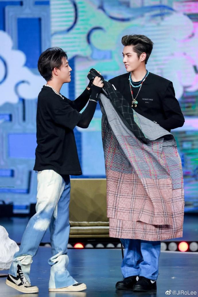 丧病升级!爆吴亦凡诱骗少女成产业链,团队拉皮条兄弟共享?