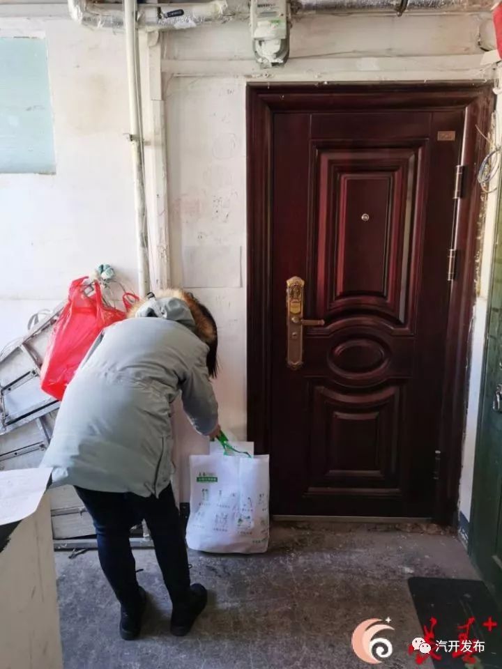 万名网格长贴心送服务,网格员贴心帮助暖民心