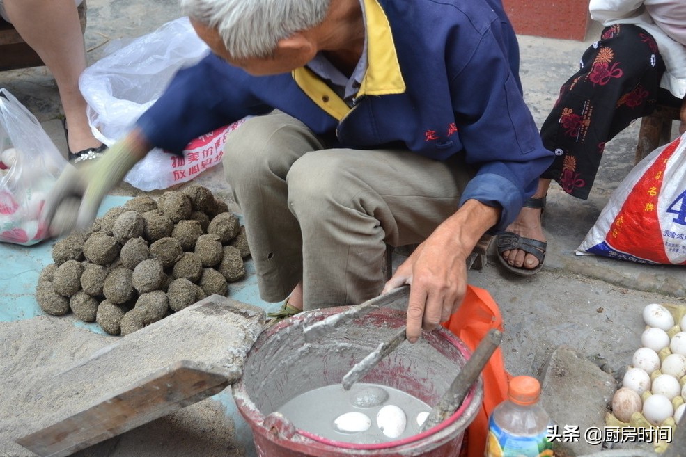 皮蛋到底是黑的好还是黄的好,皮蛋颜色是黄的是什么原因