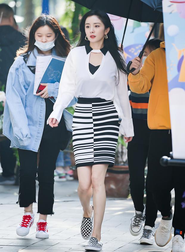 杨幂腿细穿白裤子,杨幂牛仔直筒裤穿搭