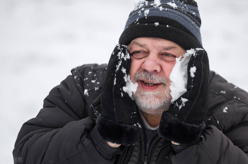 手冻僵后怎么处理才不会生冻疮,手冻僵了用热水洗会冻疮吗