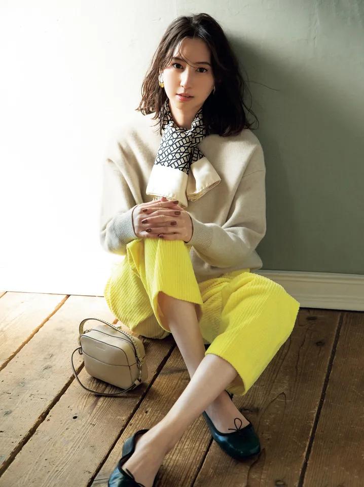 一条方丝巾怎么穿出时尚,素色丝巾的系法大全简单又好看