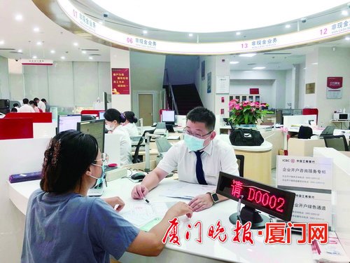 岗位“多面手”业内“小专家”厦门工行分行营业部客服经理张锦超致力提供“一站式服务”