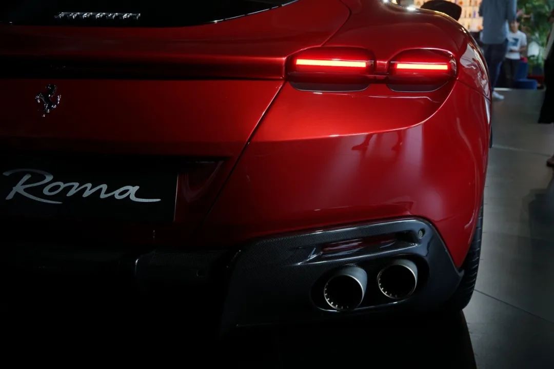 法拉利roma白外黑内,法拉利roma白色硬顶