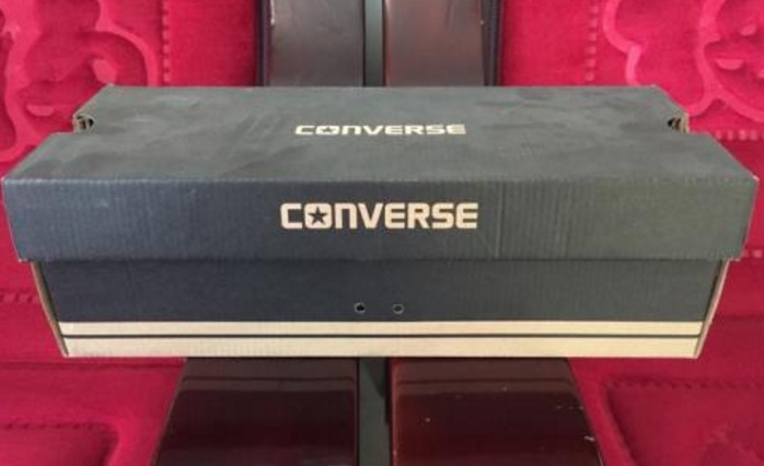 匡威书包的红标和黑标在哪里,匡威三星标是凸起来的吗