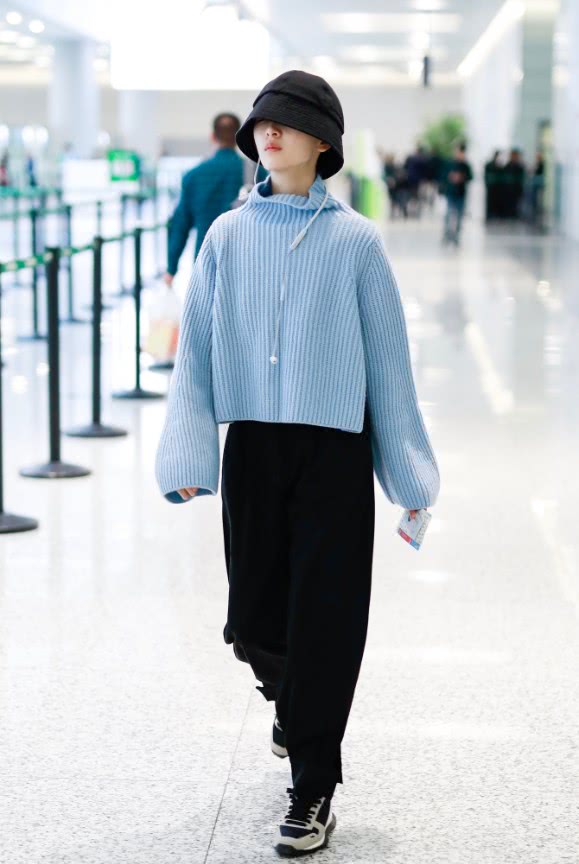 周冬雨走路穿什么鞋,周冬雨一字带鞋