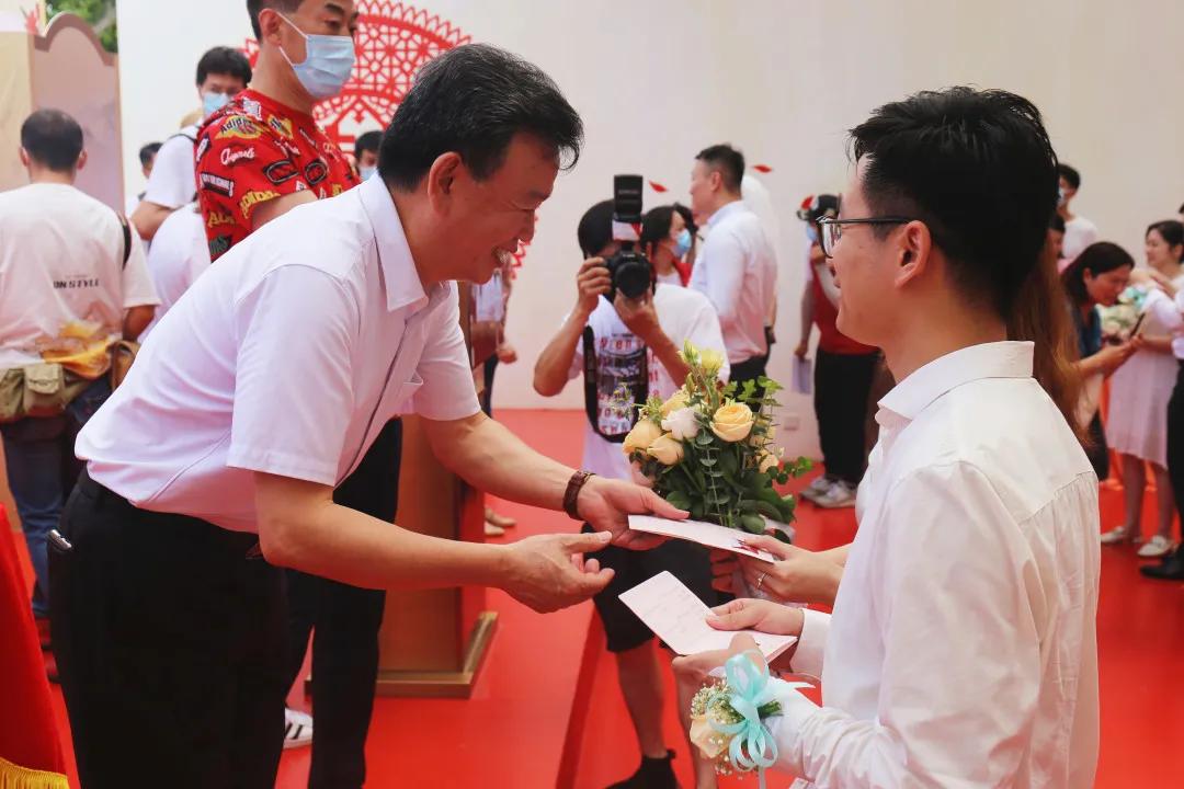 甜蜜520婚姻登记报道,民政局520领证结婚现场