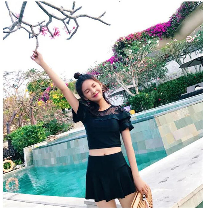 小姐姐真不害羞？穿黑色泳装玩街拍，尽秀完美身材