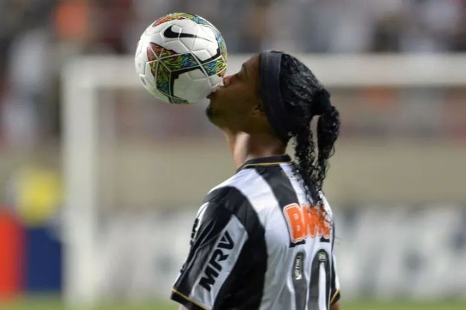 小罗踢野球场完整版,小罗和大罗踢野球