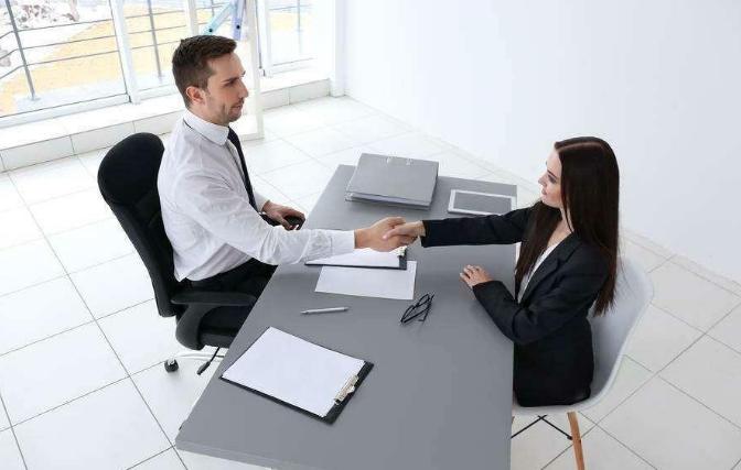 面试官逼加一笔是什么字,面试官字加一笔女生机智回答认可