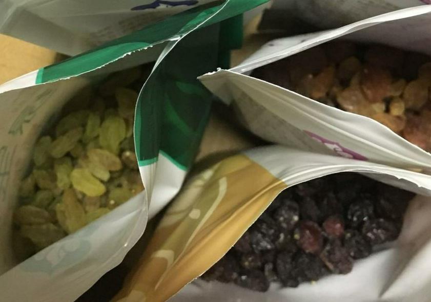 葡萄干刚买回来能不能吃,去年买的葡萄干还能吃吗