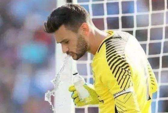 足球运动员是真的在喝水吗,足球运动员为何要假装喝水