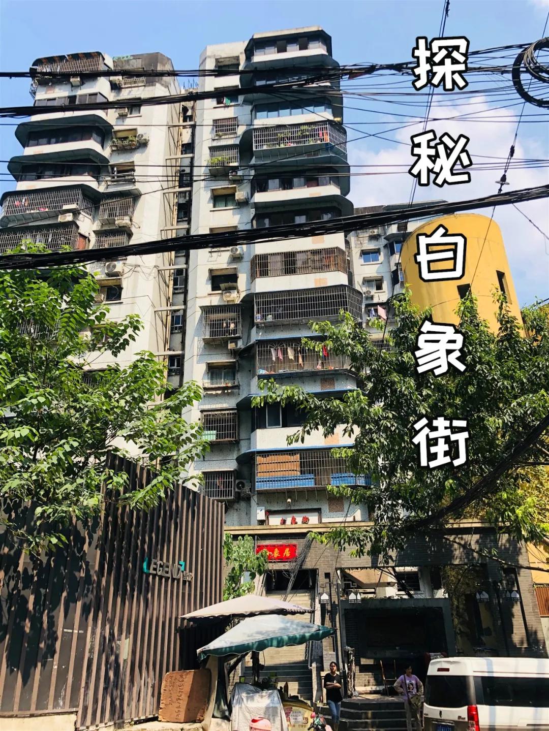 重庆这个24层没有电梯的高楼！直逼40℃的天气仍然有人前来打卡