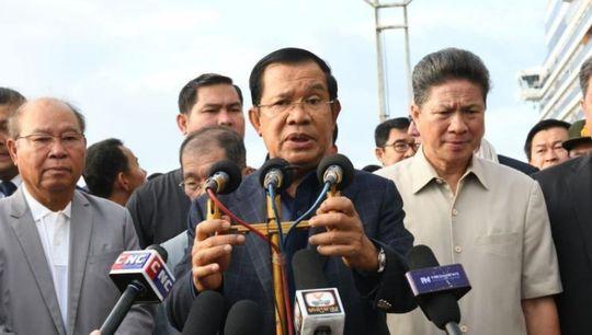 停靠日本长崎的邮轮,钻石公主号停靠柬埔寨