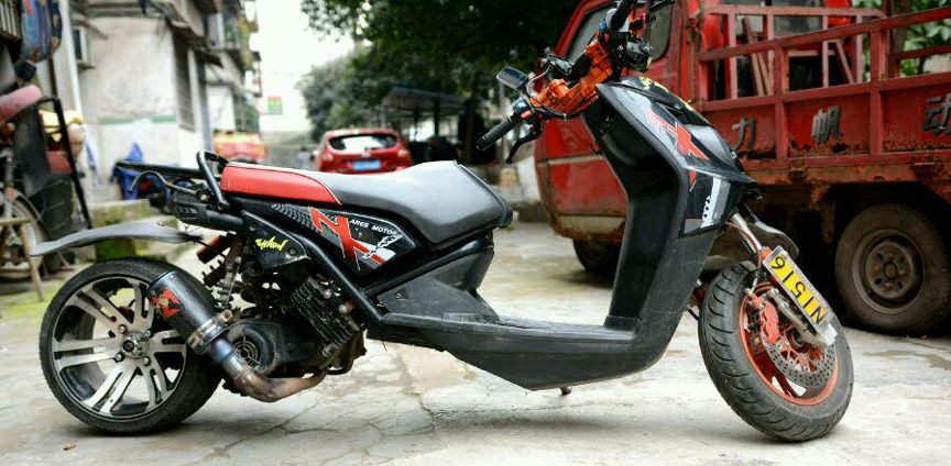 北京车神越南开摩托改装店，每年被偷20辆，赚60万被越南女孩追求