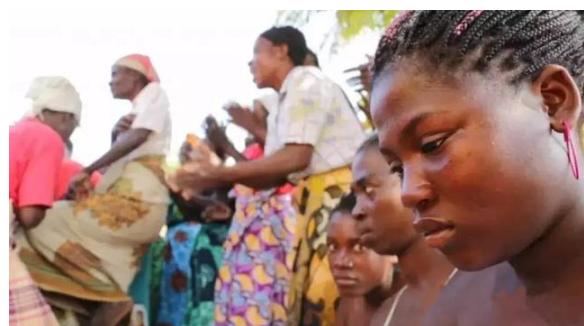 熨平少女胸部！揭秘非洲可怕习俗“烫乳”