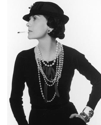 她是时尚界大V，交往过7个男人却终身未嫁，女人梦想拥有她的包包