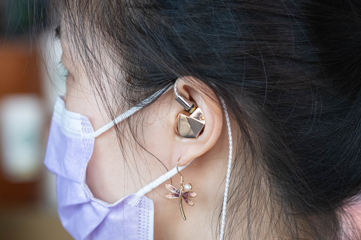 你要的是这个金耳机，这个银耳机，还是这个铁耳机呢？