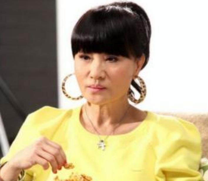 知名女星与已婚男同居18年，被当街扒衣殴打，怎么会沦落成这样？