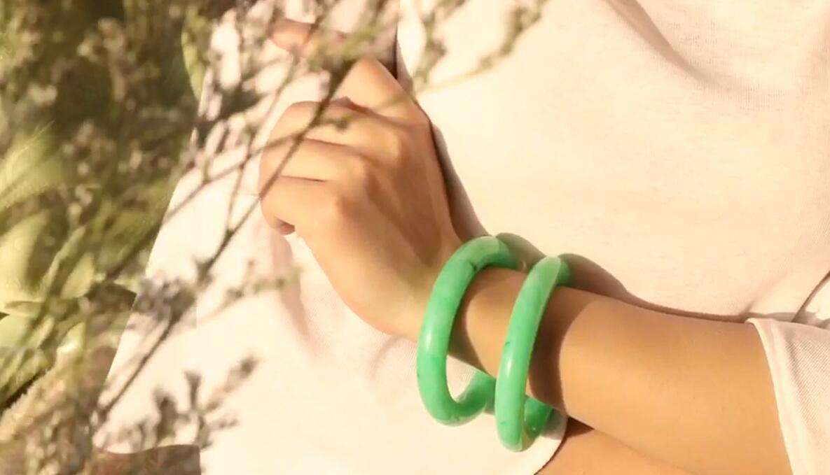 小玉镯双镯,玉手镯戴两个寓意什么