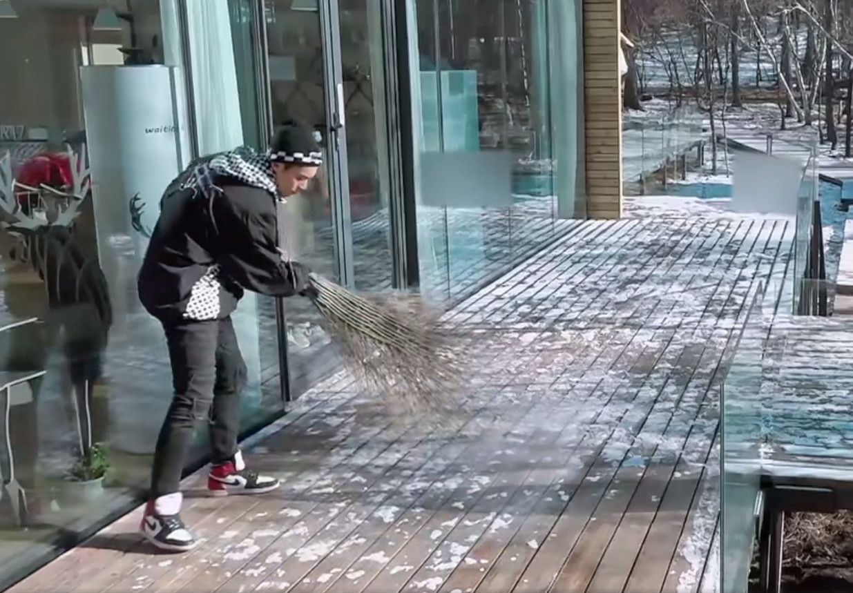 都说明星买鞋容易,看王鹤棣什么水平,万元神鞋打球扫雪毫不心疼