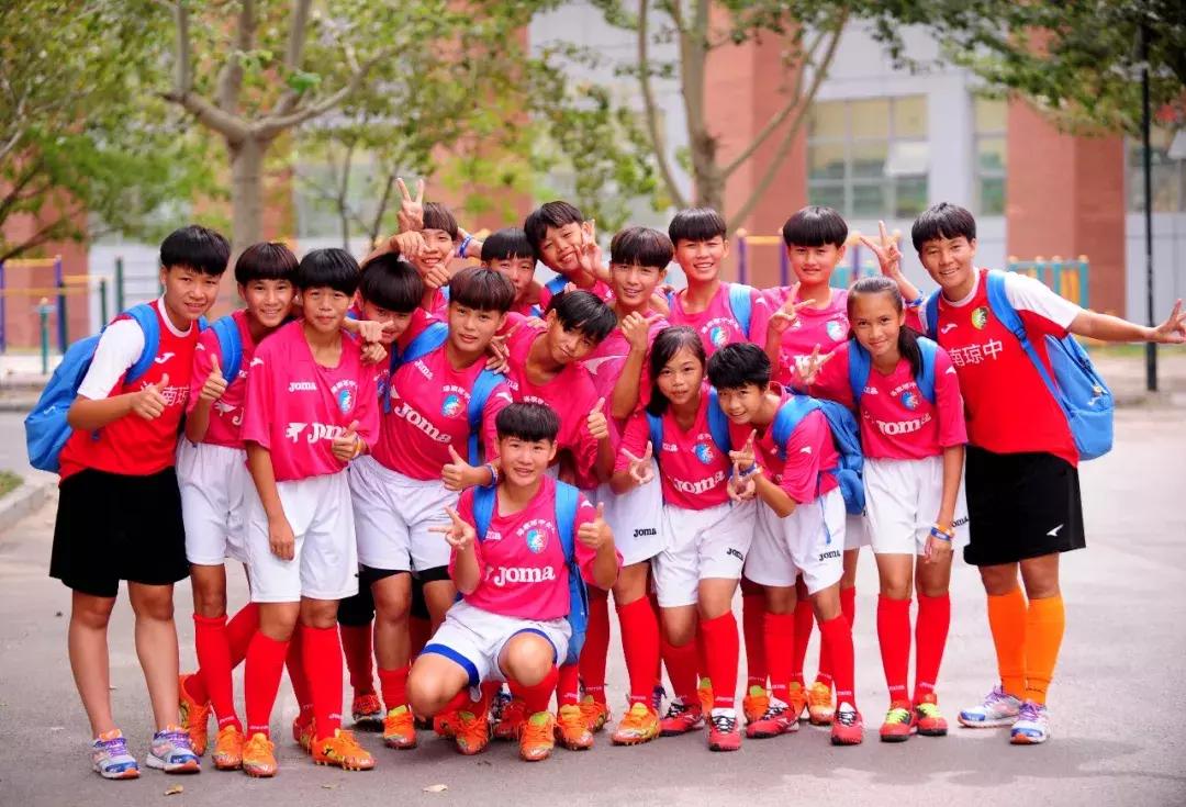 从不懂足球，到蝉联世界冠军，这群女孩儿值得被更多人认识！