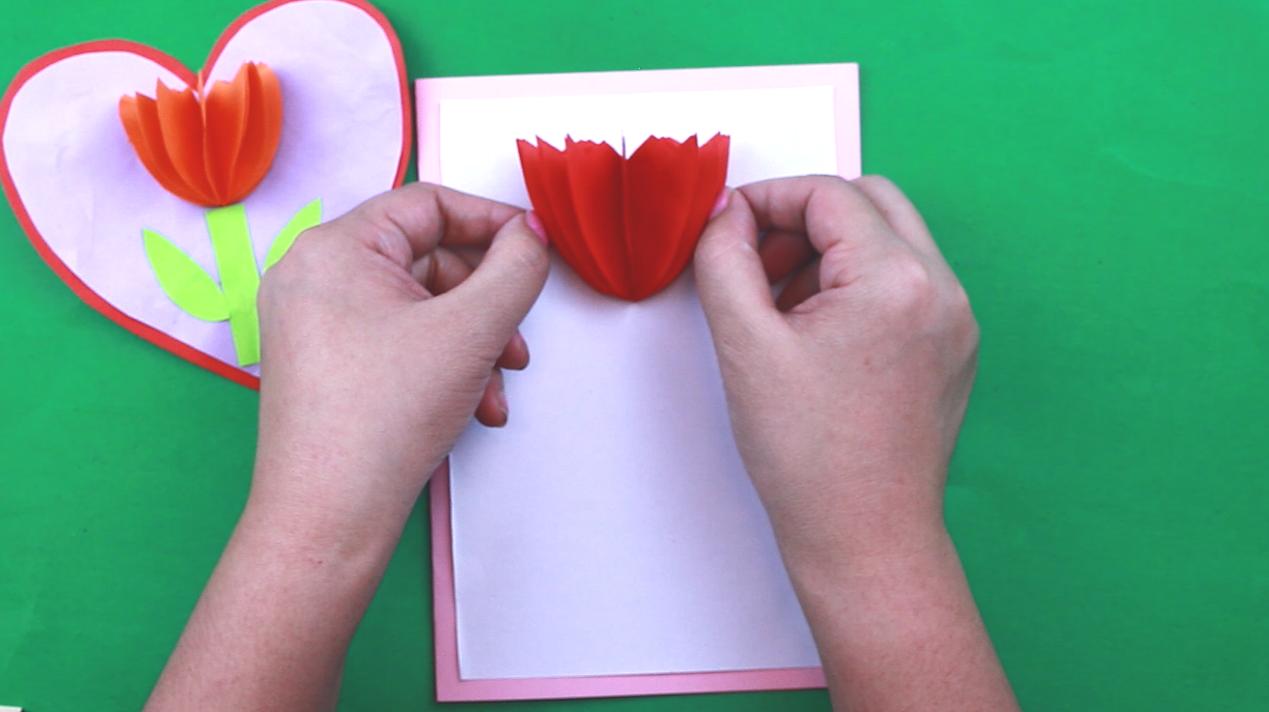 38女王节幼儿手工贺卡,亲子手工三八妇女节折叠花朵贺卡