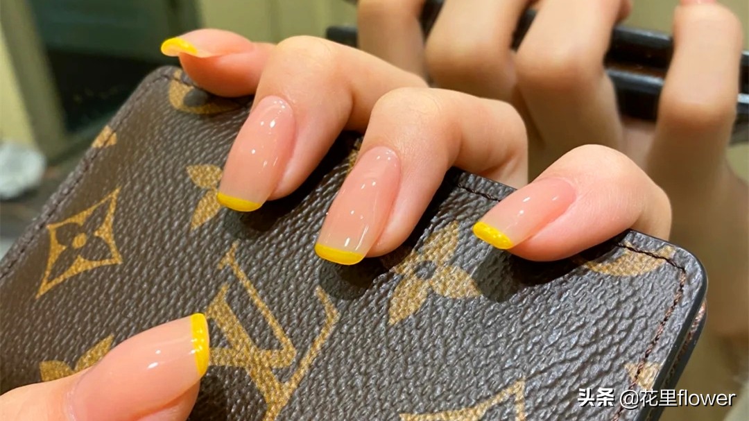 简单又大方的温柔系美甲超耐看,黄色美甲怎么搭配好看