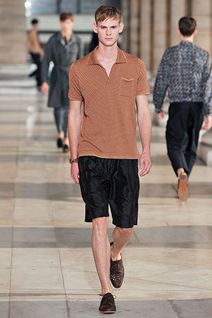 穿短裤阳光帅气男生,夏天男生短裤配什么鞋好看