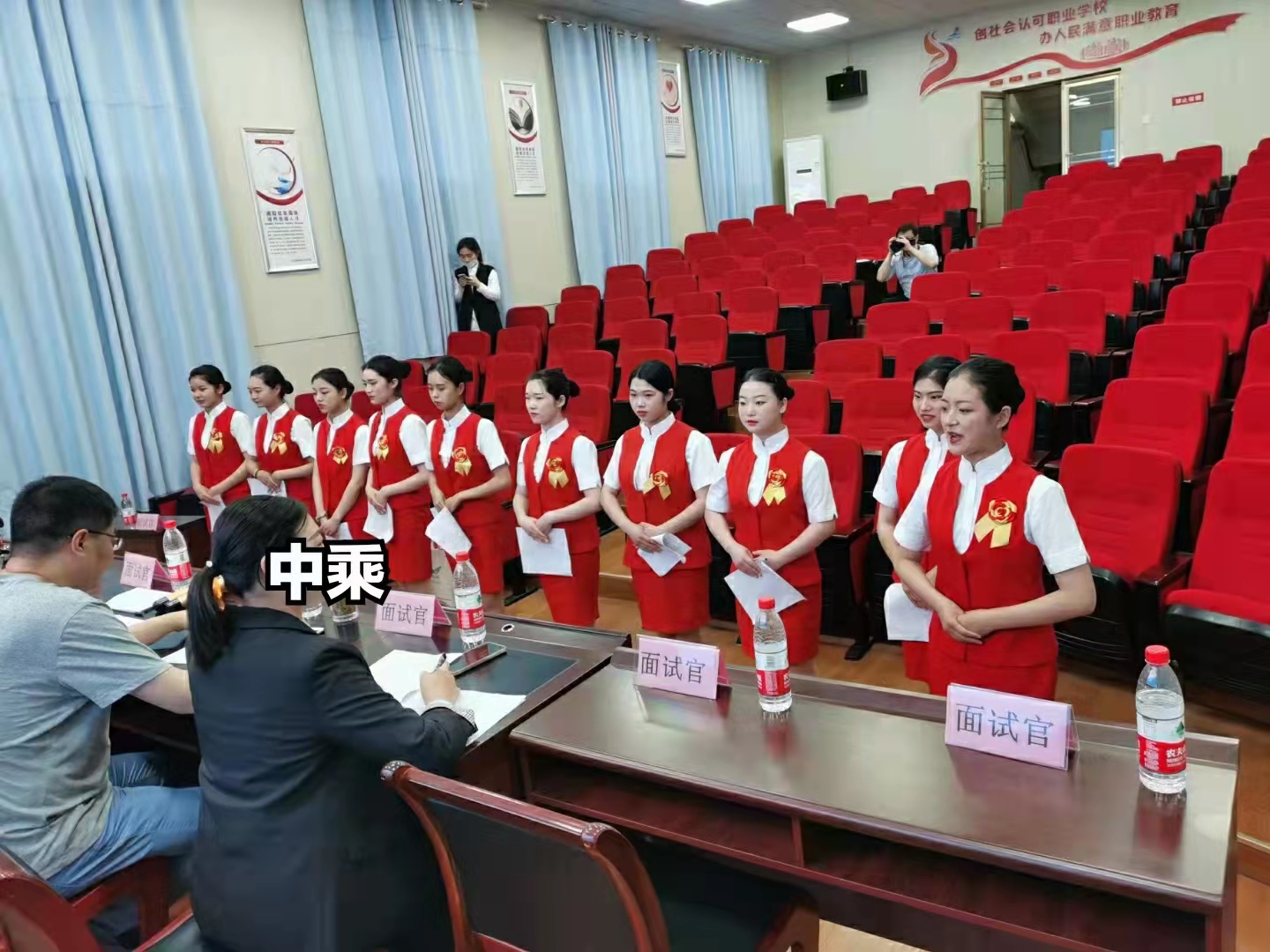 高铁乘务员和餐服员服装一样吗,高铁乘务好还是餐服好