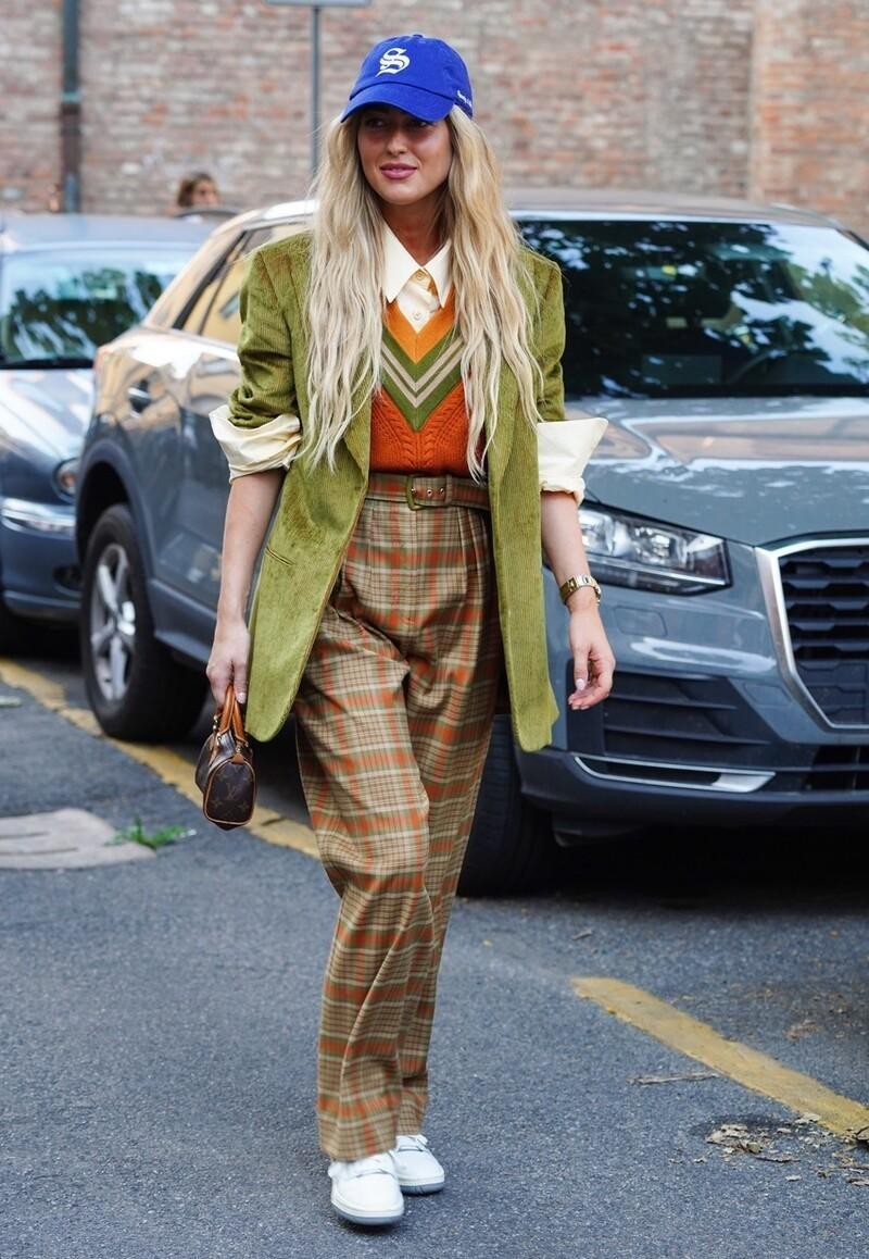 穿惯了普通的西装,来点不一样的款式,复古的丝绒西装值得一试