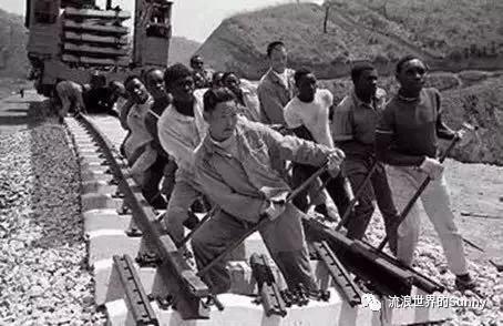 流浪非洲，乘坐中国援建火车去赞比亚，满满的亲切