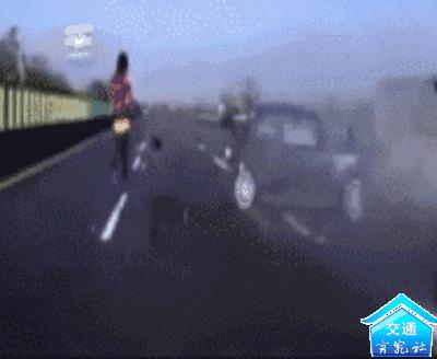 D*杯罩**美女怕勒胸这样系安全带，竟活生生被拦腰折断！