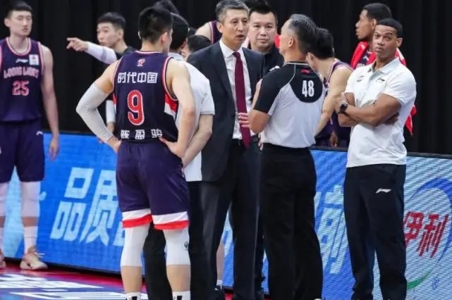 郭艾伦遭驱逐,郭士强“罢赛”遭重罚!CBA管理层看人下菜碟?