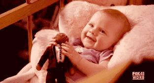 小孩喜欢摸大人耳朵的原因,婴幼儿喜欢揪耳朵