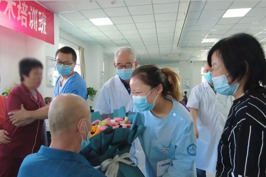 医院教师节走访慰问活动,学校慰问生病教师送温暖活动