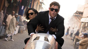 雷神转职业了?脱下神装,穿上西装跑遍世界追缉外星人