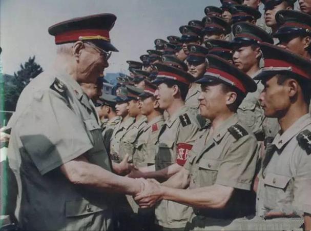 上将张震，78岁时要退休，*小平邓**：比我小10岁，还可以再干一届