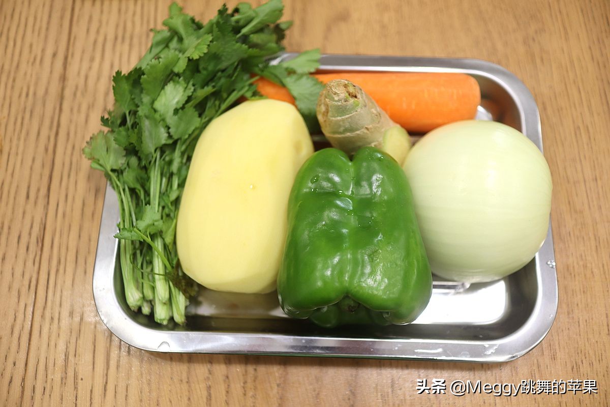 烤全鸡酥嫩鲜香,炭火烤全鸡怎么烤出外酥里嫩