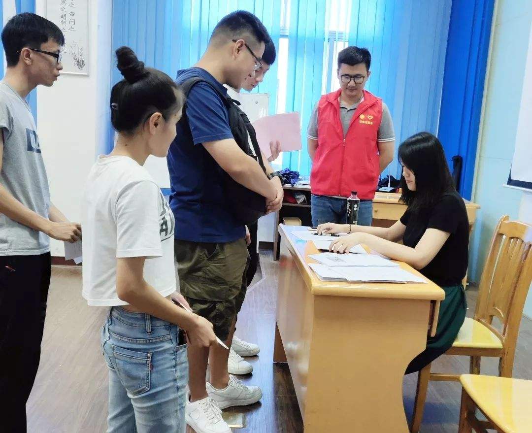 高铁乘务员相亲,高铁乘务员工作8年工资一万多