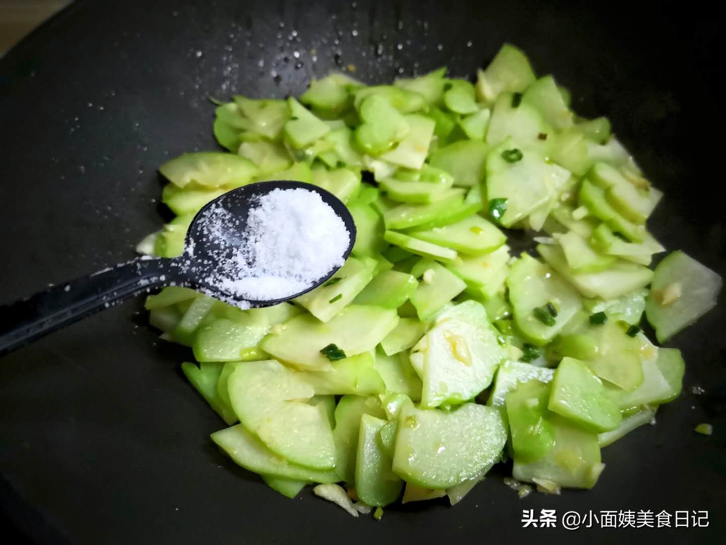 10月这个菜大量上市,我家经常买,炒鸡蛋特下饭,全家都爱吃