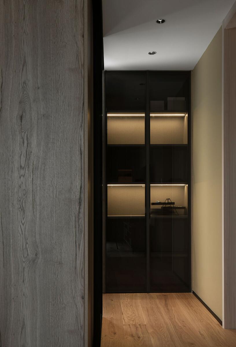 主卧过道型衣帽间设计,过道2.5米设计个衣帽间