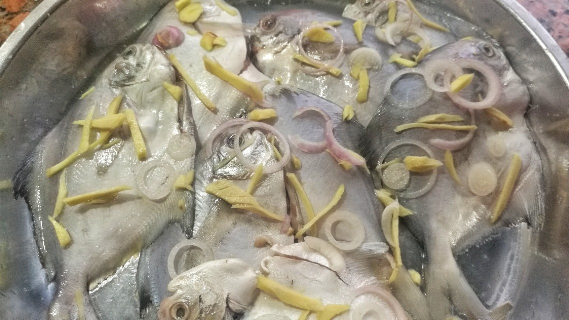 小鲳鱼怎么做好吃又简单清蒸,小宝宝吃清蒸小鲳鱼的家常做法