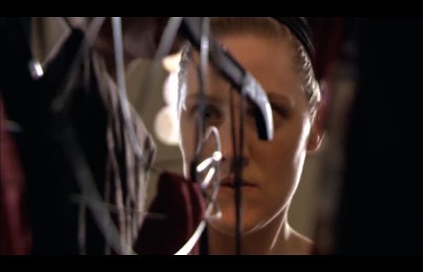 女孩变成橡皮人的电影,女孩的身体像橡皮泥