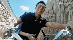 女人过了45，建议出游戴帽子，既减龄还防晒，清新优雅气质撩人